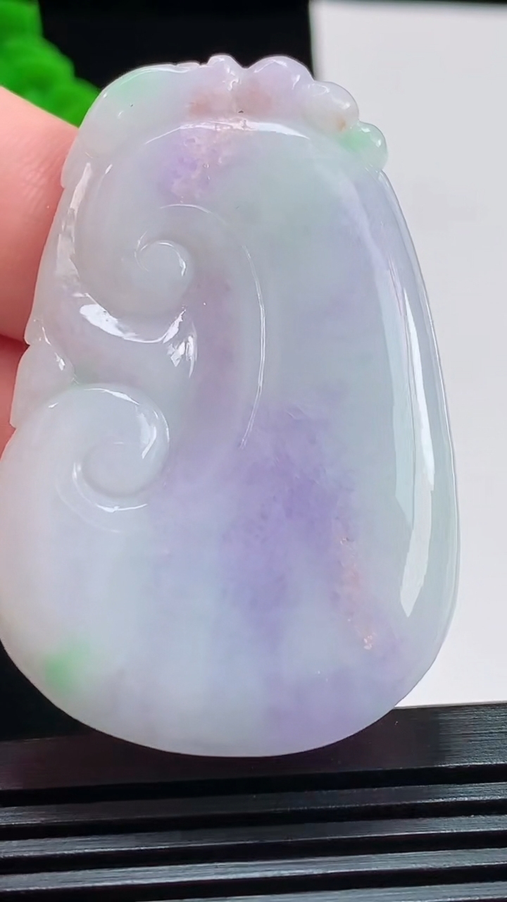 天然A货翡翠春带彩 紫罗兰如意吊坠，尺寸53.5-35-5.2 重量:22.01g
8月1日