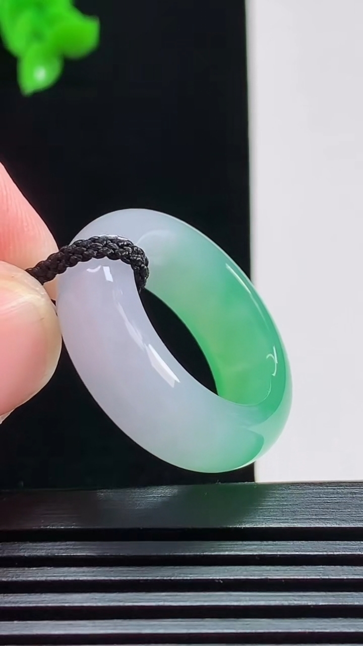 天然A货翡翠玉指环 戒指，尺寸17-8-5 重量:8.19g2026年8月1日
工厂直销收藏佳品,种好水足，色泽均匀，有种有色，上手高大气！