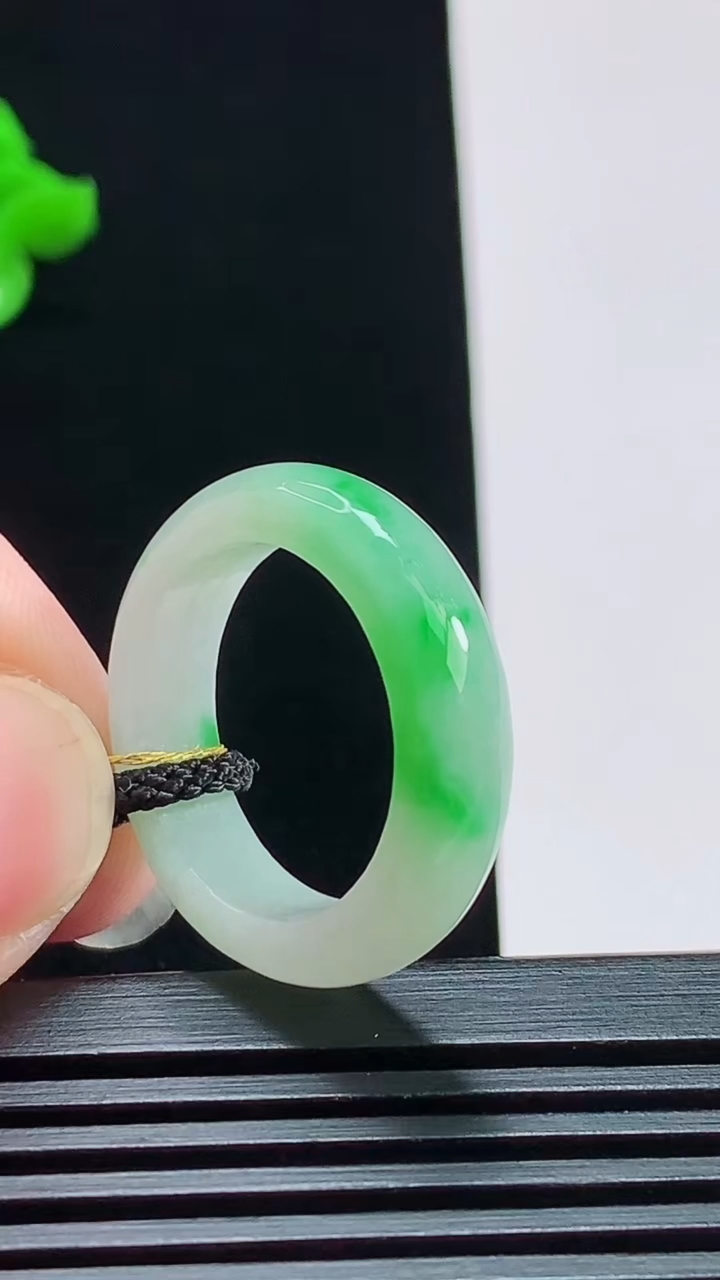 天然A货翡翠玉指环 戒指，尺寸18.3-5.6-3.5 重量:4.62g2026年8月1日
工厂直销