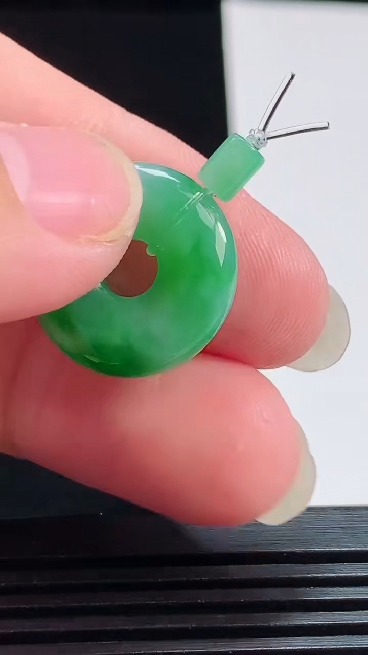 天然A货翡翠平安环吊坠，尺寸18.5-5 重量:3.65g
8月1日