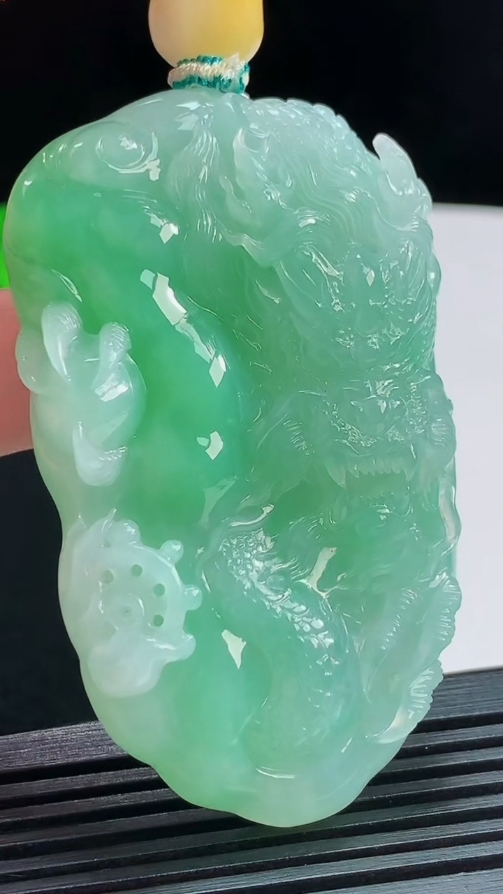 天然A货翡翠龙牌吊坠，尺寸63.5-39-14.6 重量:66.73g
8月1日