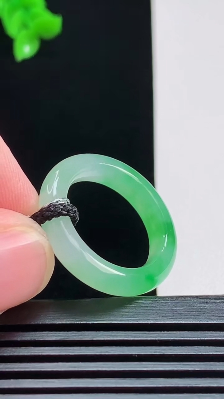 天然A货翡翠玉指环 戒指，尺寸17.5-4.6-4 重量:3.82g2026年8月1日
工厂直销收藏佳品,种好水足，色泽均匀，有种有色，上手高大气！