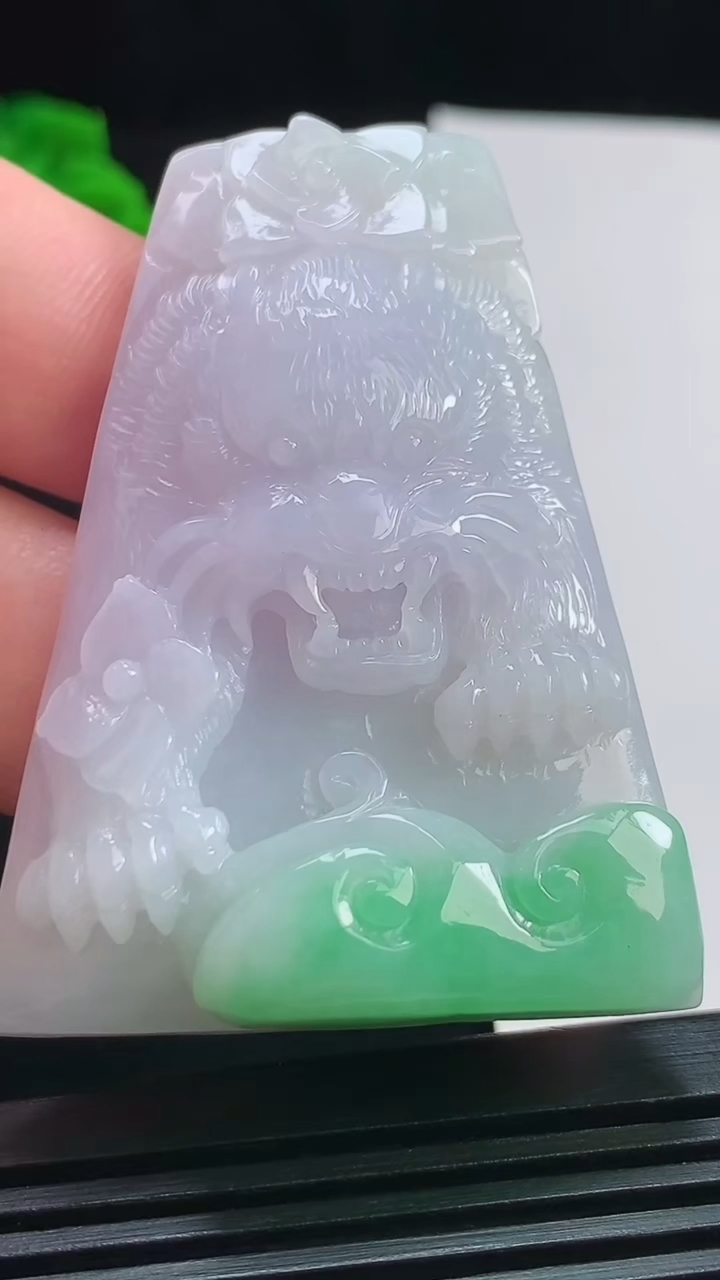天然A货翡翠春带彩 紫罗兰生肖虎牌吊坠，尺寸56-40.8-10 重量:41.39g
8月1日