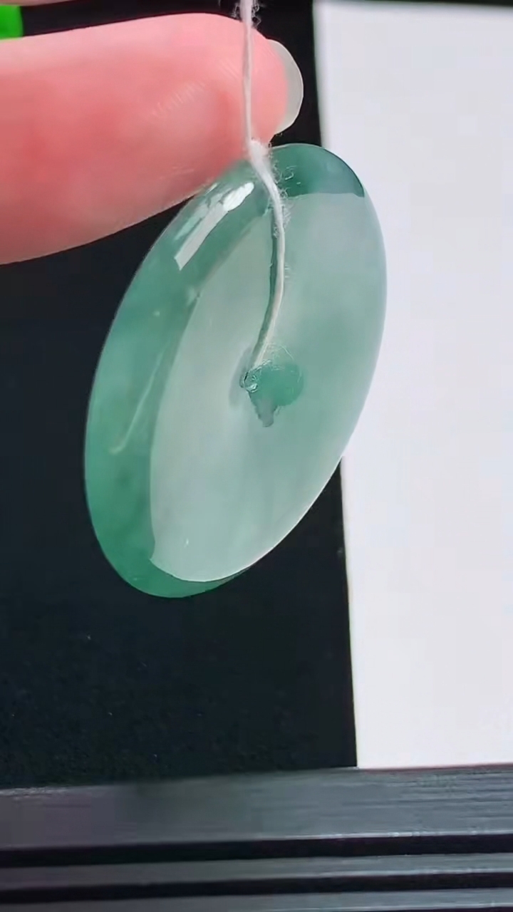 天然A货翡翠种飘花平安扣吊坠，尺寸35.6-5.2 重量:15.30g
8月1日