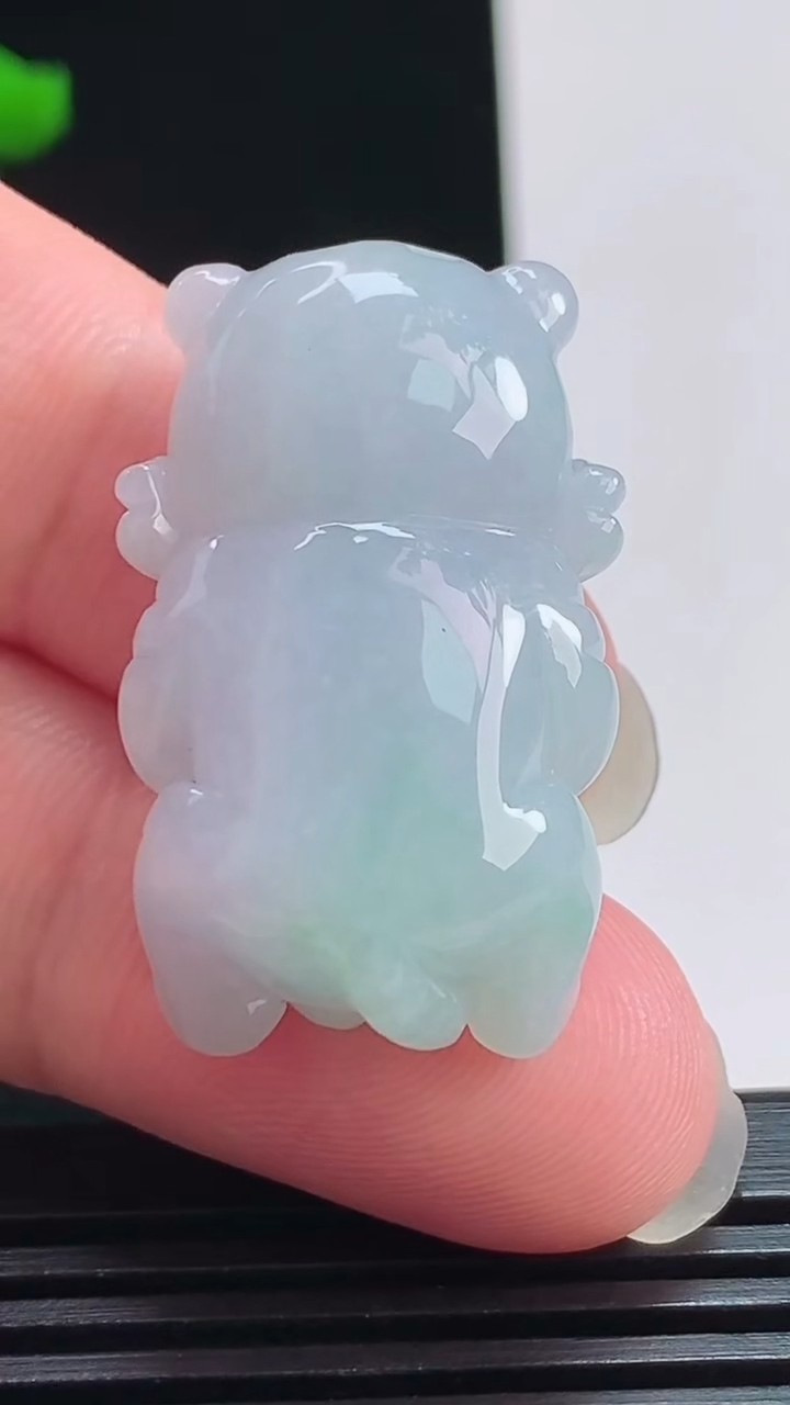 天然A货翡翠春带彩 紫罗兰生肖虎吊坠，尺寸32.5-19-12.5 重量:13.62g
8月1日