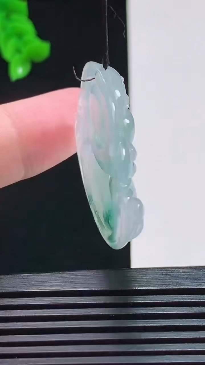 天然A货翡翠种飘花佛公吊坠，尺寸32.5-35-6 重量:10.50g
8月1日