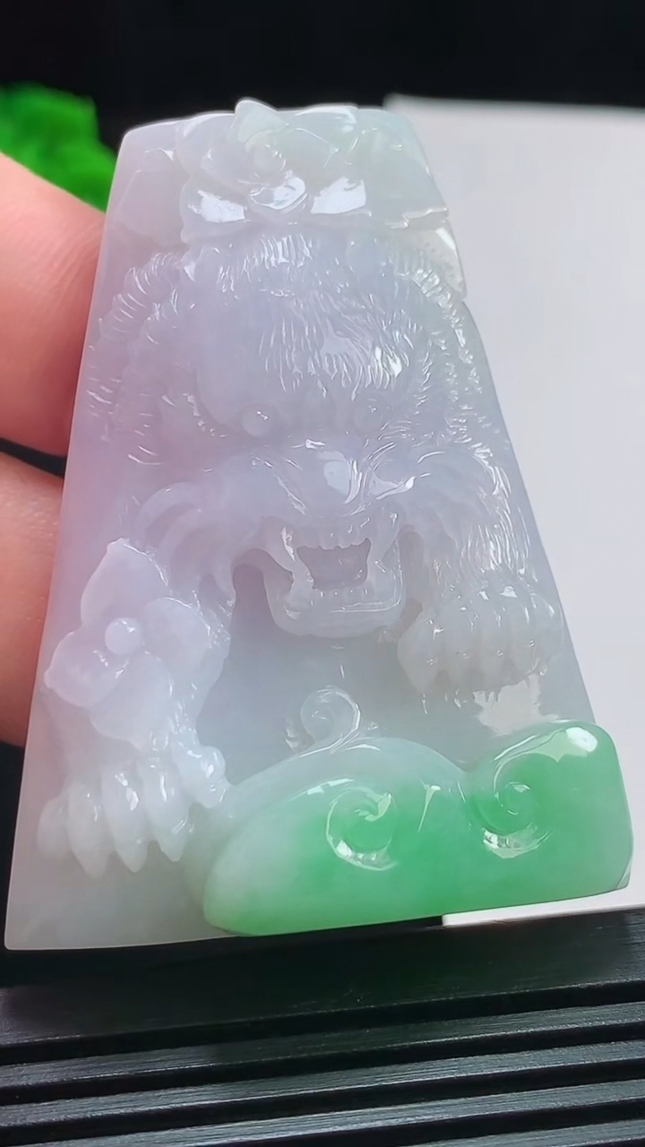 天然A货翡翠春带彩 紫罗兰生肖虎牌吊坠，尺寸56-40.8-10 重量:41.39g
8月1日