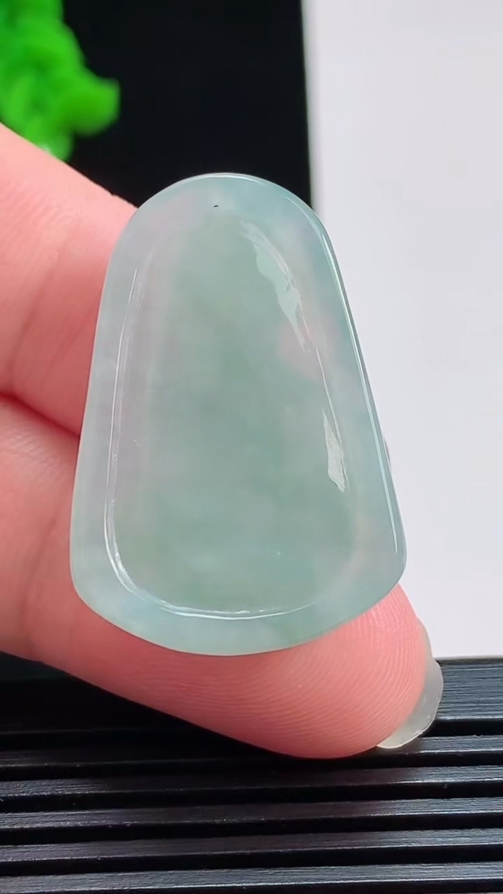 天然A货翡翠不动明王吊坠，尺寸32.6-22-6 重量:7.48g
8月1日
