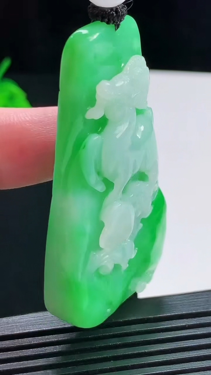 天然A货翡翠生肖羊牌吊坠，尺寸56.5-29.6-11.6 重量:42.65g
8月1日