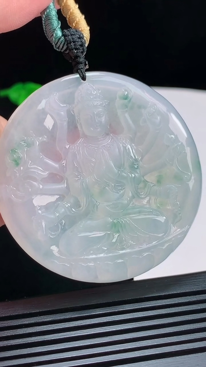 天然A货翡翠种飘花千手观音菩萨吊坠，尺寸56.6-6 重量:46.37g
8月1日
