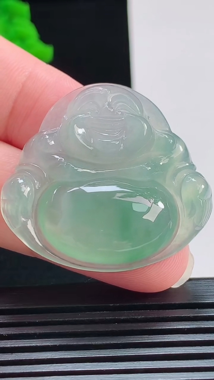 天然A货翡翠佛公吊坠，尺寸35-37-6.5 重量:12.65g
8月1日