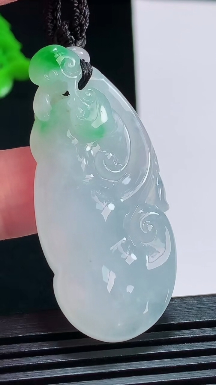 天然A货翡翠如意吊坠，尺寸46.5-21-11 重量:19.47g
8月1日