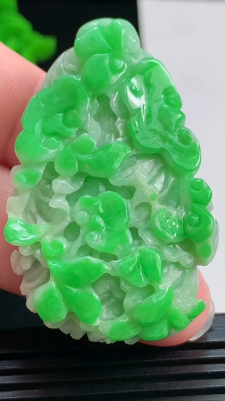 天然A货翡翠白菜吊坠，尺寸50-31-12 重量:27.71g
8月1日