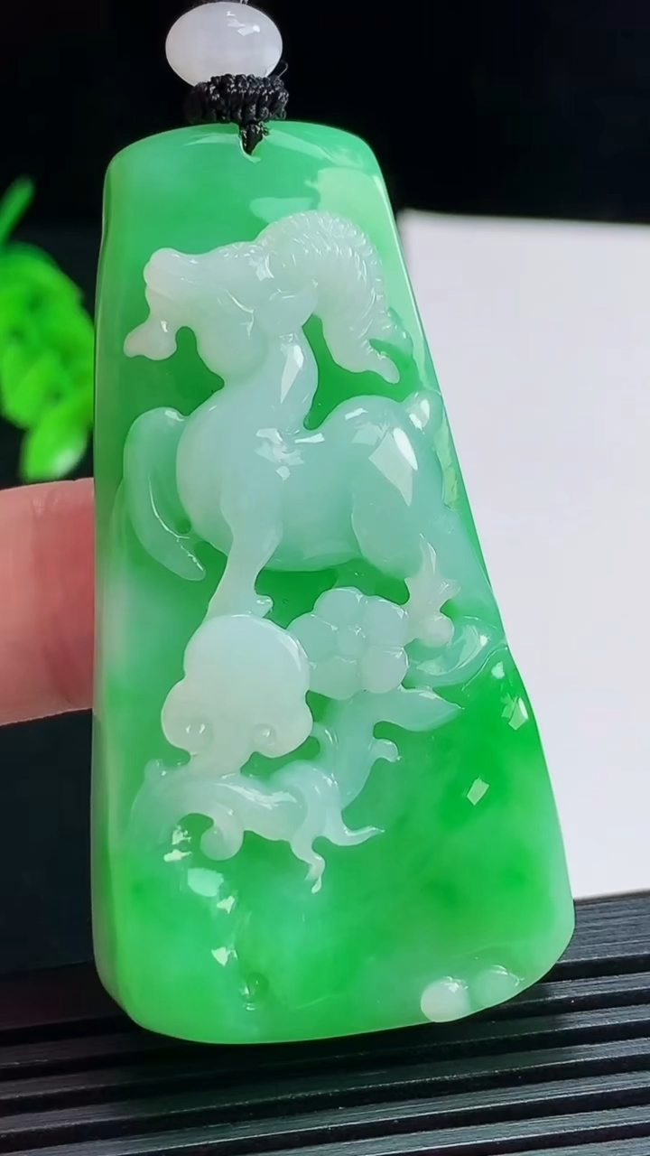 天然A货翡翠生肖羊牌吊坠，尺寸56.5-29.6-11.6 重量:42.65g
8月1日