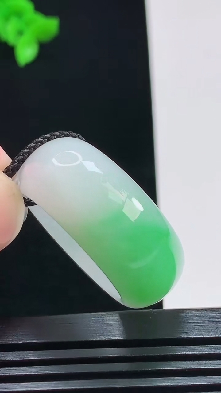 天然A货翡翠素面玉扳指 戒指，尺寸20.8-12-4.6 重量:12.98g2026年8月1日
工厂直销收藏佳品,种好水足，色泽均匀，有种有色，上手高大气！