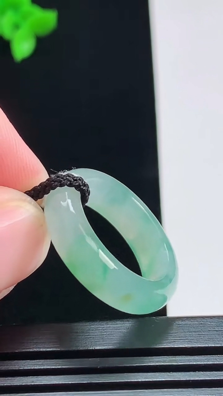 天然A货翡翠冰种飘花玉指环 戒指，尺寸17-6-4 重量:4.58g2026年8月1日
工厂直销收藏佳品,种好水足，色泽均匀，有种有色，上手高大气！
