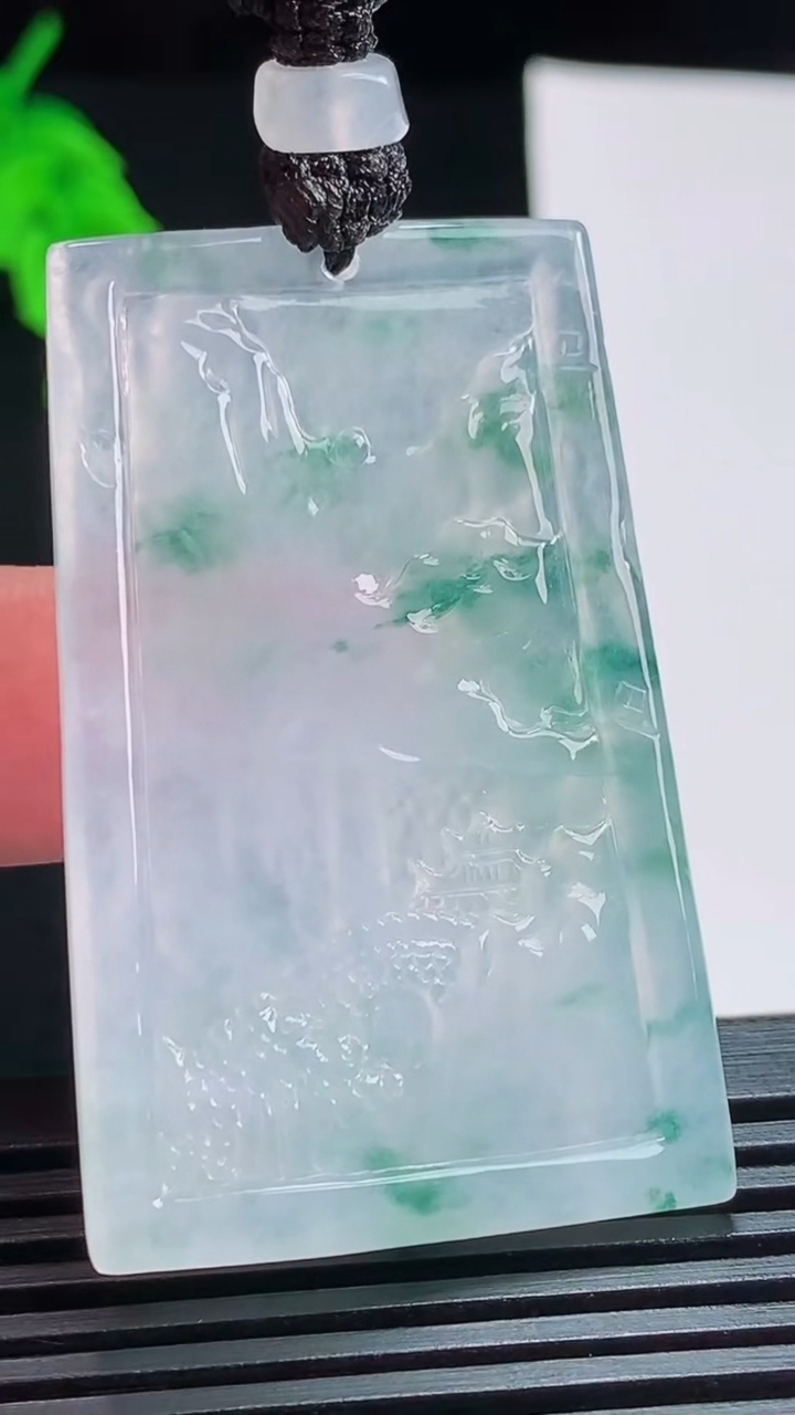 天然A货翡翠种飘花山水牌吊坠，尺寸48-30.5-5.5 重量:23.50g
8月1日