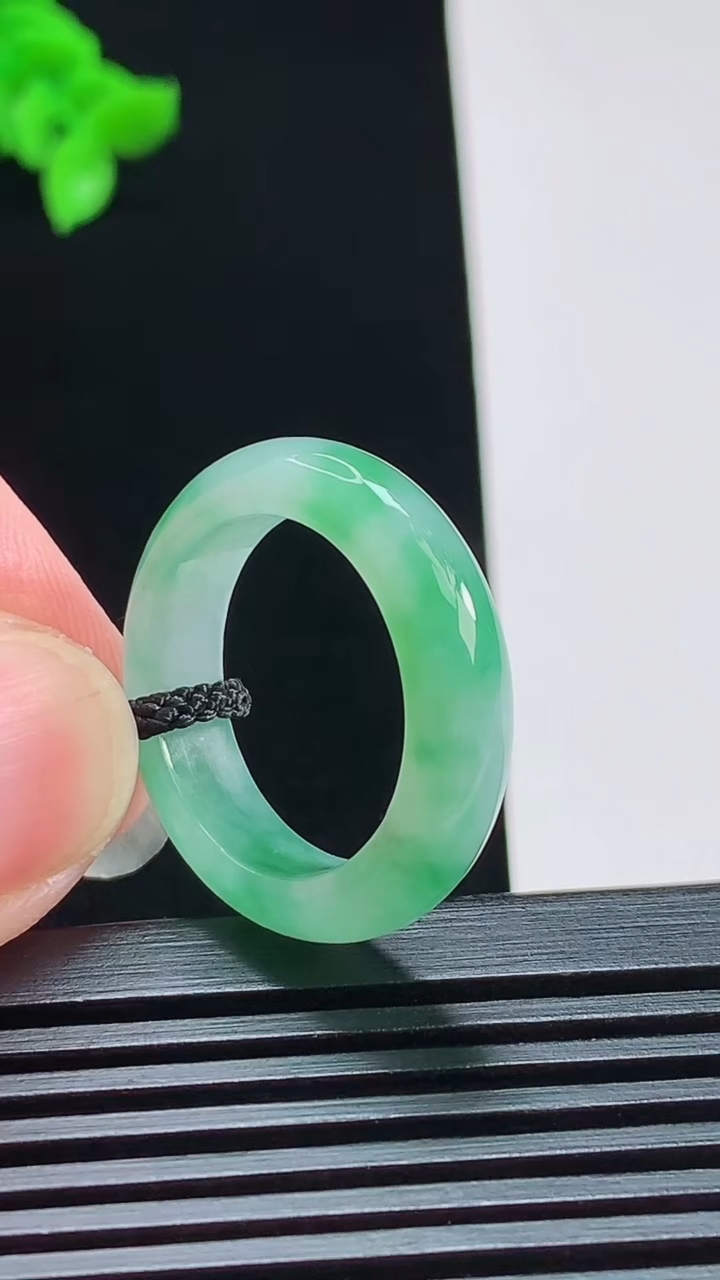 天然A货翡翠玉指环 戒指，尺寸18-5.6-3.5 重量:4.35g2026年8月1日
工厂直销收藏