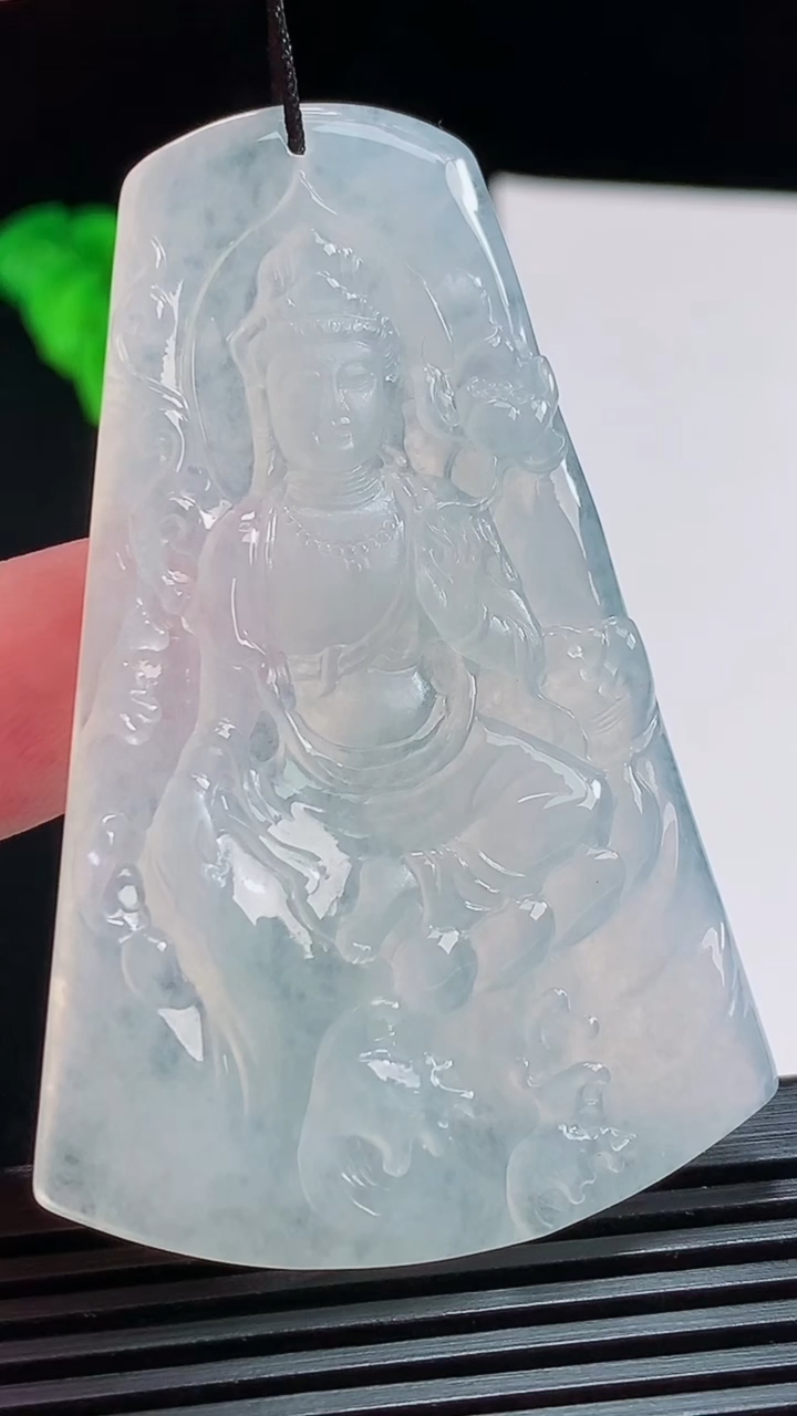 天然A货翡翠种白冰大势至菩萨吊坠，尺寸62.5-40-5.5 重量:25.67g
8月1日