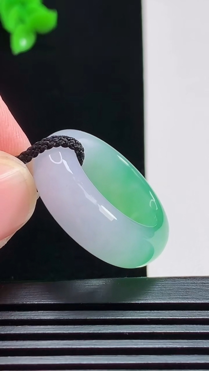 天然A货翡翠玉指环 戒指，尺寸17-8-5 重量:8.19g2026年8月1日
工厂直销收藏佳品,种好水足，色泽均匀，有种有色，上手高大气！
