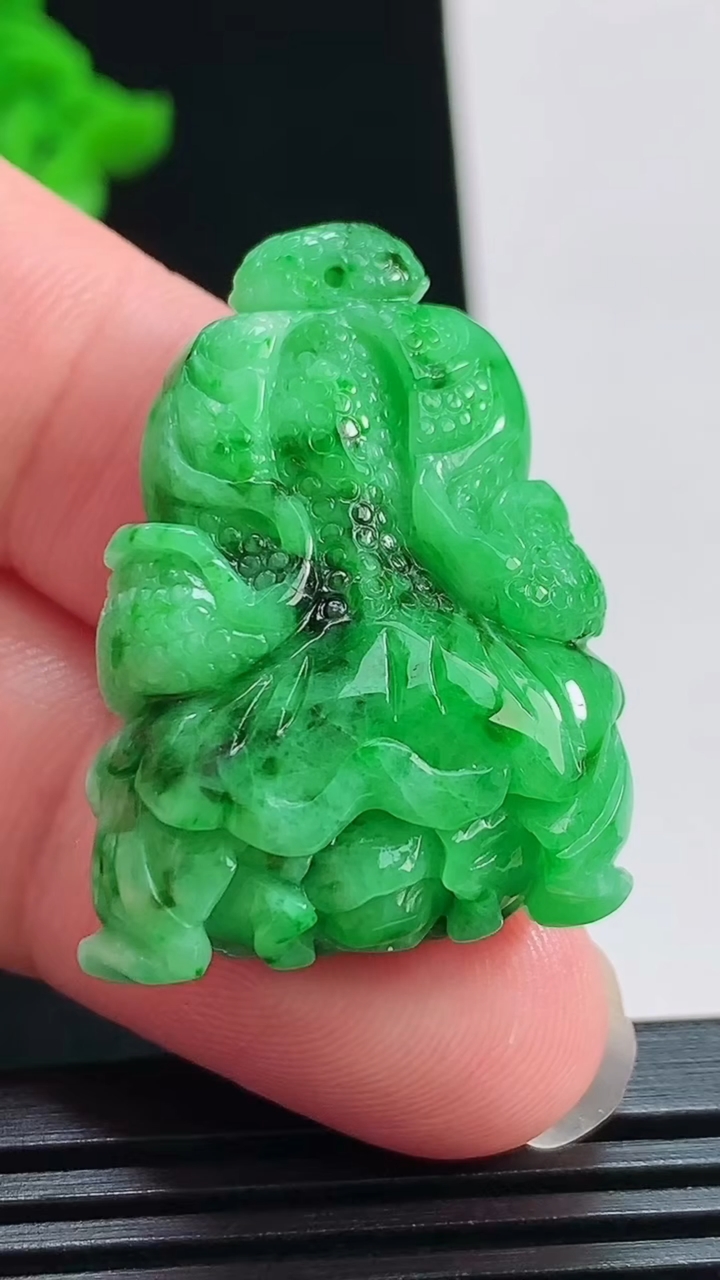 天然A货翡翠白菜吊坠，尺寸34-25-12.2 重量:15.89g
8月1日