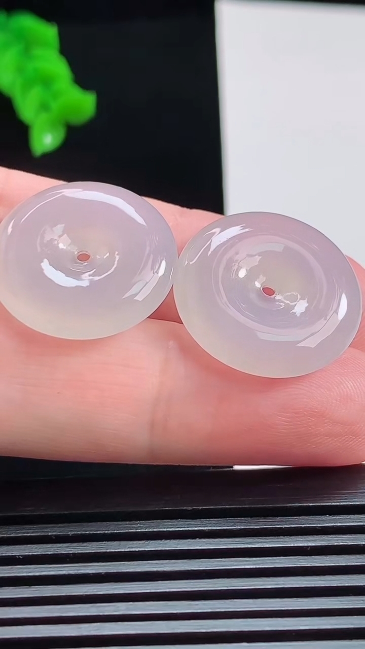 天然A货翡翠平安扣吊坠一对，尺寸21.5-4.6 重量:8.60g
8月1日
