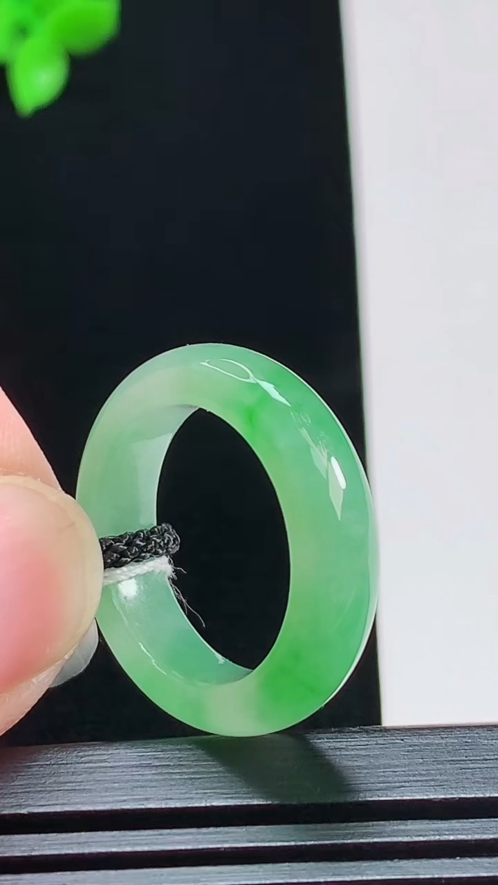 天然A货翡翠玉指环 戒指，尺寸16.8-5.5-3.5，重量:4.26g2026年8月1日
工厂直销