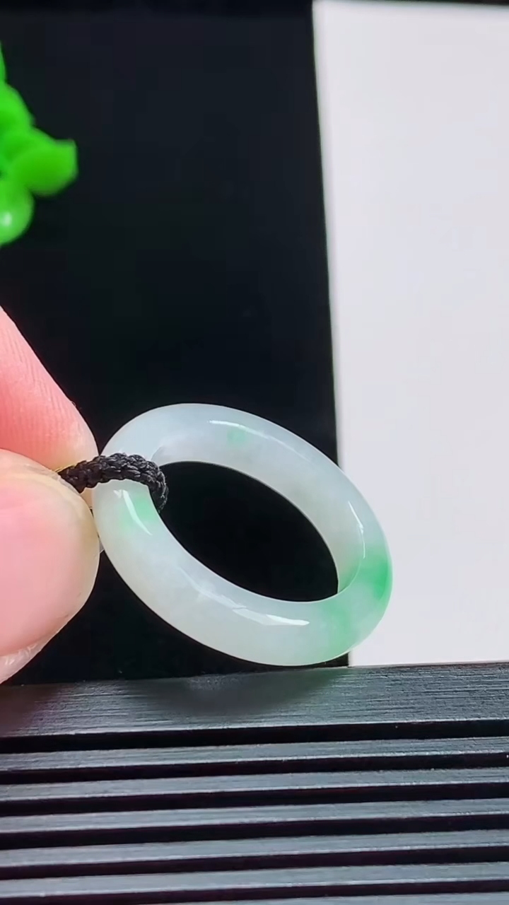 天然A货翡翠玉指环 戒指，尺寸17.8-4.5-3.5 重量:3.56g2026年8月1日
工厂直销收藏佳品,种好水足，色泽均匀，有种有色，上手高大气！