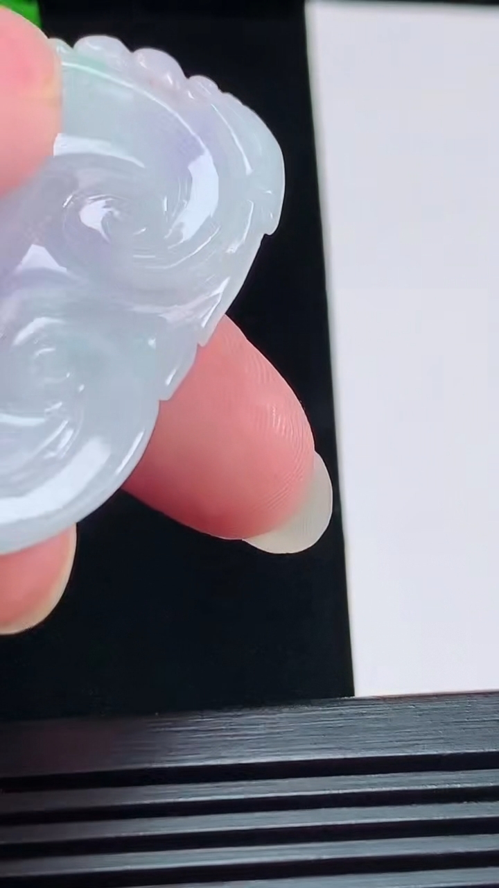 天然A货翡翠春带彩 紫罗兰如意吊坠，尺寸53.5-35-5.2 重量:22.01g
8月1日