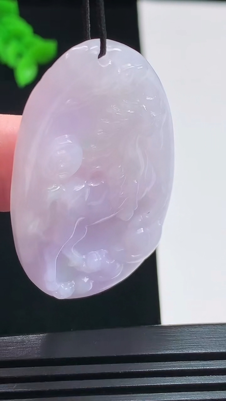 天然A货翡翠紫罗兰生肖马牌吊坠，尺寸46.6-28-5.2 重量:14.26g
8月1日