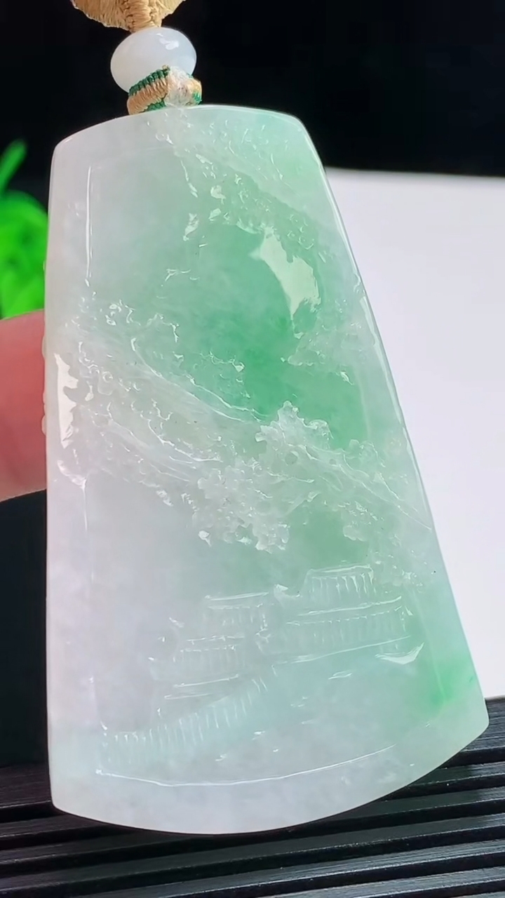 天然A货翡翠山水牌吊坠，尺寸58-35-9.5 重量:37.84g
8月1日