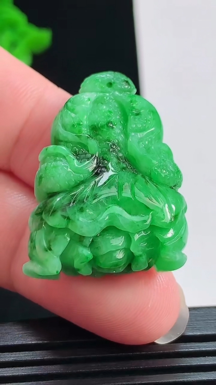 天然A货翡翠白菜吊坠，尺寸34-25-12.2 重量:15.89g
8月1日