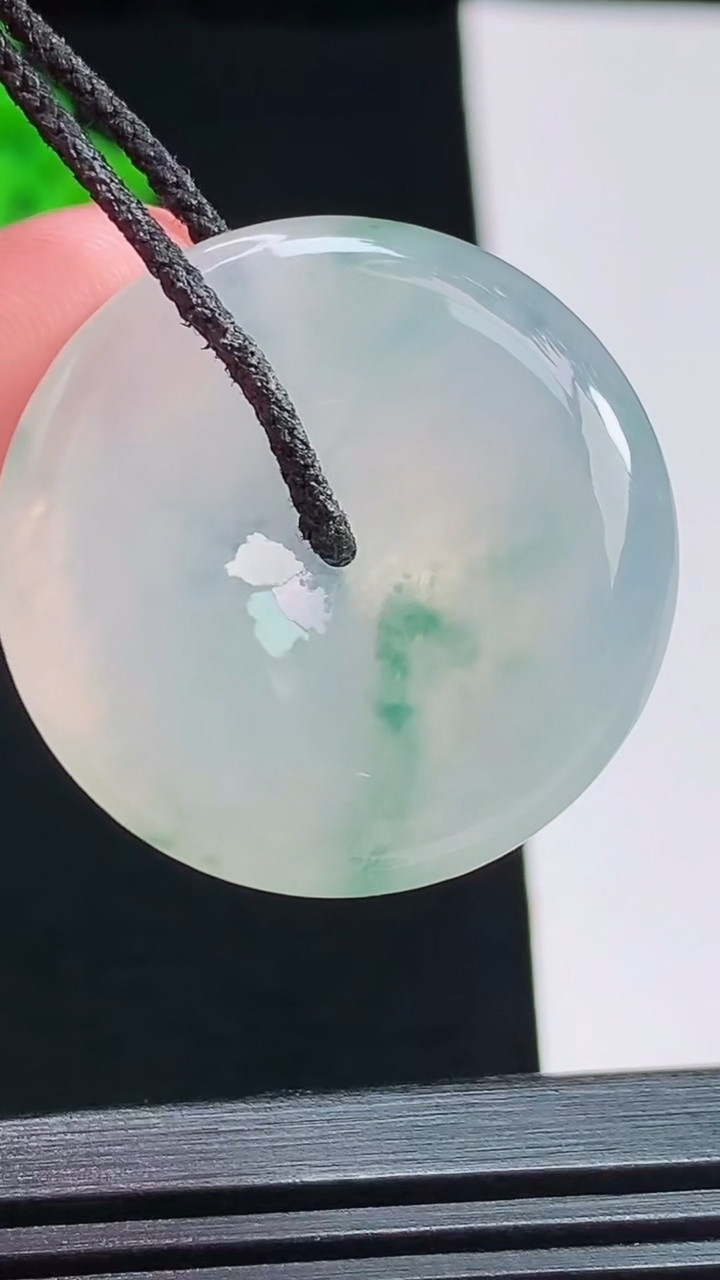 天然A货翡翠冰种飘花平安扣吊坠，尺寸28.6-5.8 重量:9.91g
8月1日