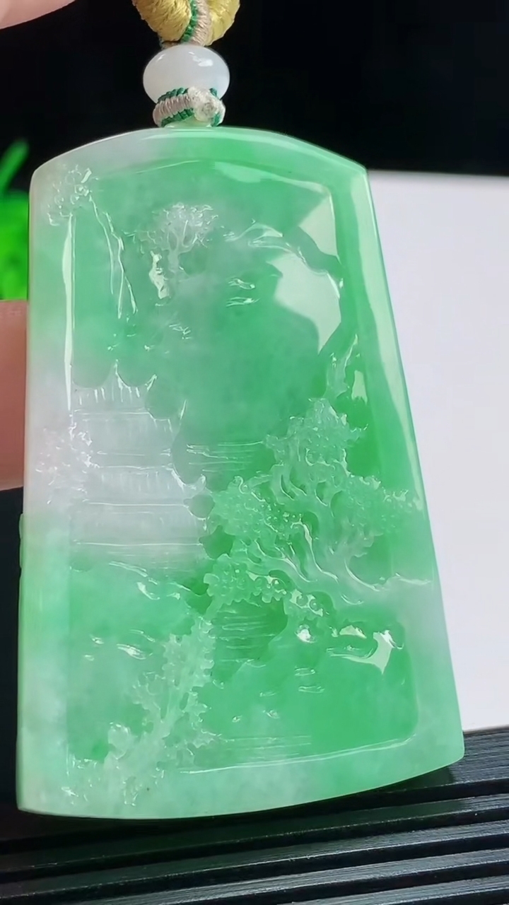 天然A货翡翠山水牌吊坠，尺寸55.5-35.8-8 重量:38.36g
8月1日