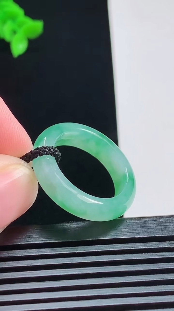 天然A货翡翠玉指环 戒指，尺寸18-5.6-3.5 重量:4.35g2026年8月1日
工厂直销收藏佳品,种好水足，色泽均匀，有种有色，上手高大气！