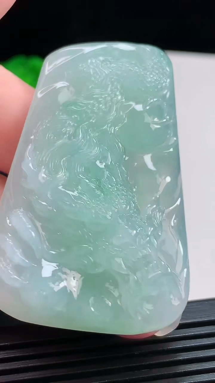 天然A货翡翠龙牌吊坠，尺寸59.3-36-11.6 重量:38.78g
8月2日