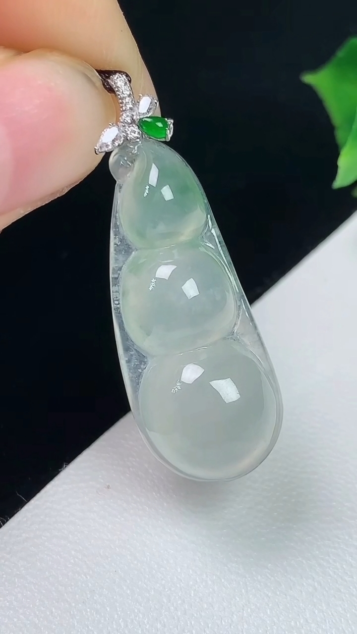 天然A货翡翠福豆吊坠，尺寸35-28.8-12.3-6.5，重量:3.76g
8月2日