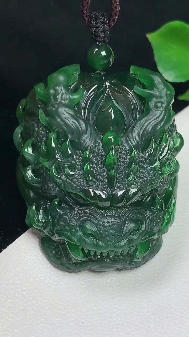 天然A货翡翠龙牌吊坠，尺寸35.7-30.4-12，重量:24.46g
8月2日