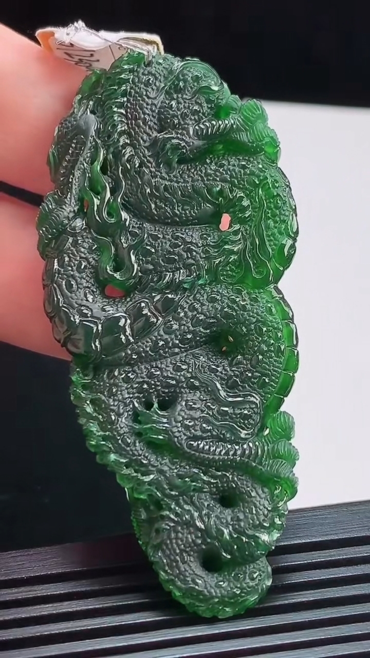 天然A货翡翠龙牌吊坠，尺寸71-32-10.6 重量:32.02g
8月2日