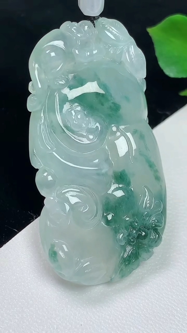 天然A货翡翠飘花如意吊坠，尺寸45.8-24.2-6，重量:13.85g
8月2日