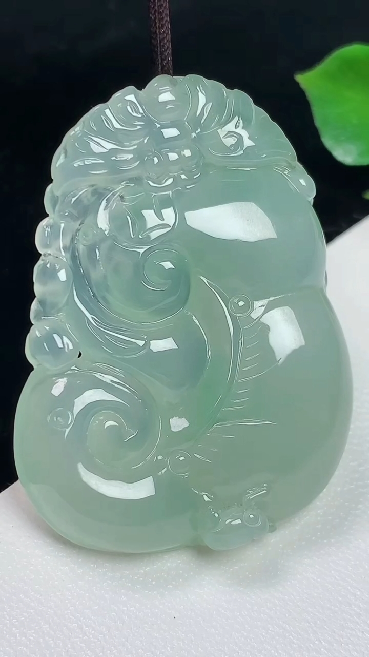 天然A货翡翠如意吊坠，尺寸41.8-30.6-8，重量:16.11g
8月2日