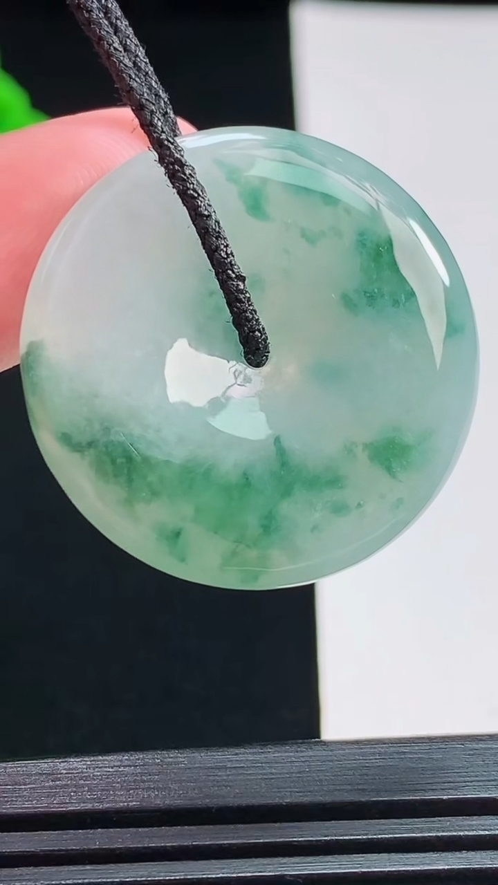 天然A货翡翠飘花平安扣吊坠，尺寸29.6-5.5 重:10.11g  h64
8月2日