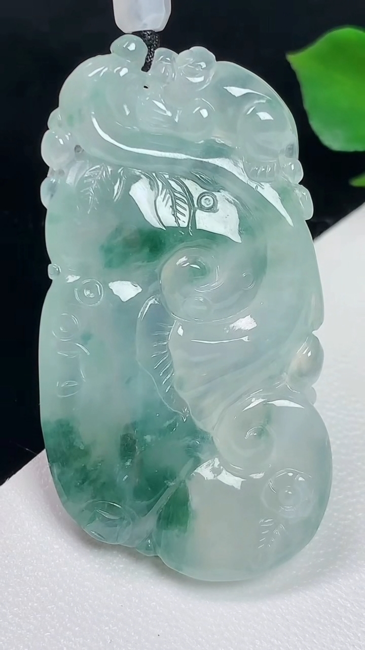 天然A货翡翠飘花如意吊坠，尺寸45.8-24.2-6，重量:13.85g
8月2日