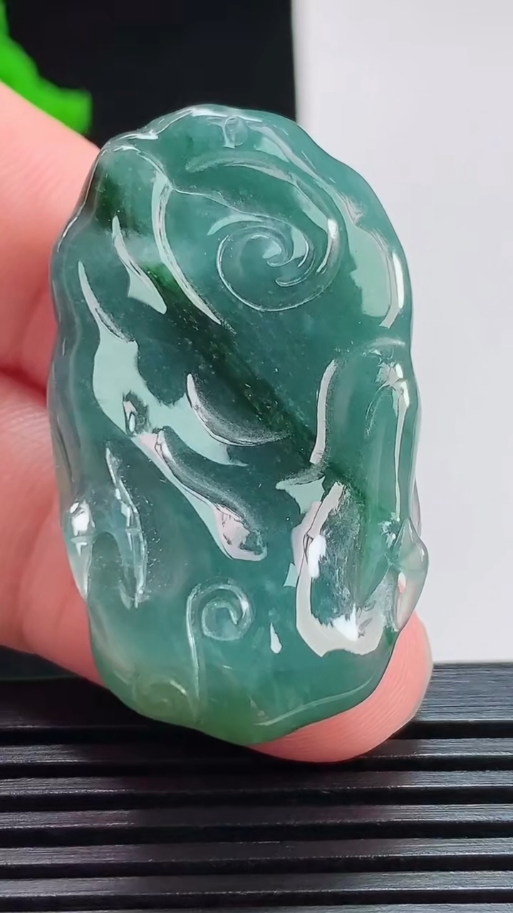 天然A货翡翠龙牌吊坠，尺寸41.8-23.5-11.5 重:20.12g  h770
8月2日