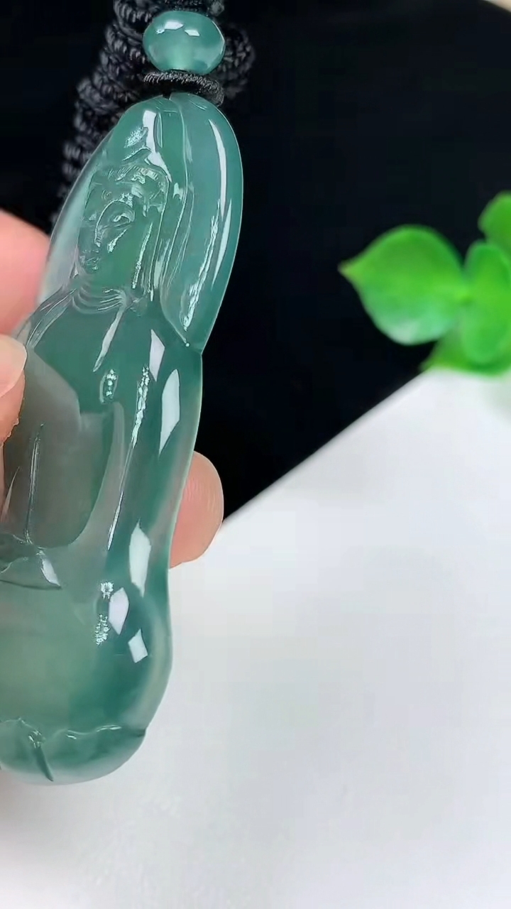 天然A货翡翠蓝水观音菩萨吊坠，尺寸53.7-34.2-4.6，重量:19.66g
8月2日