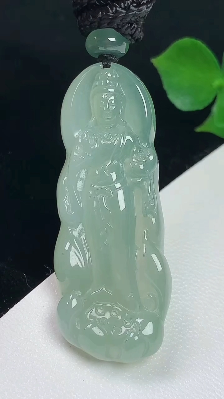 天然A货翡翠观音菩萨吊坠，尺寸42.4-16.2-6.3，重量:13.48g
8月2日