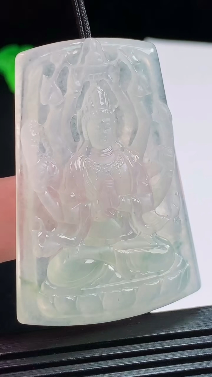 天然A货翡翠千手观音菩萨吊坠，尺寸51.6-35.5-5.5 重量:20.40g
8月2日