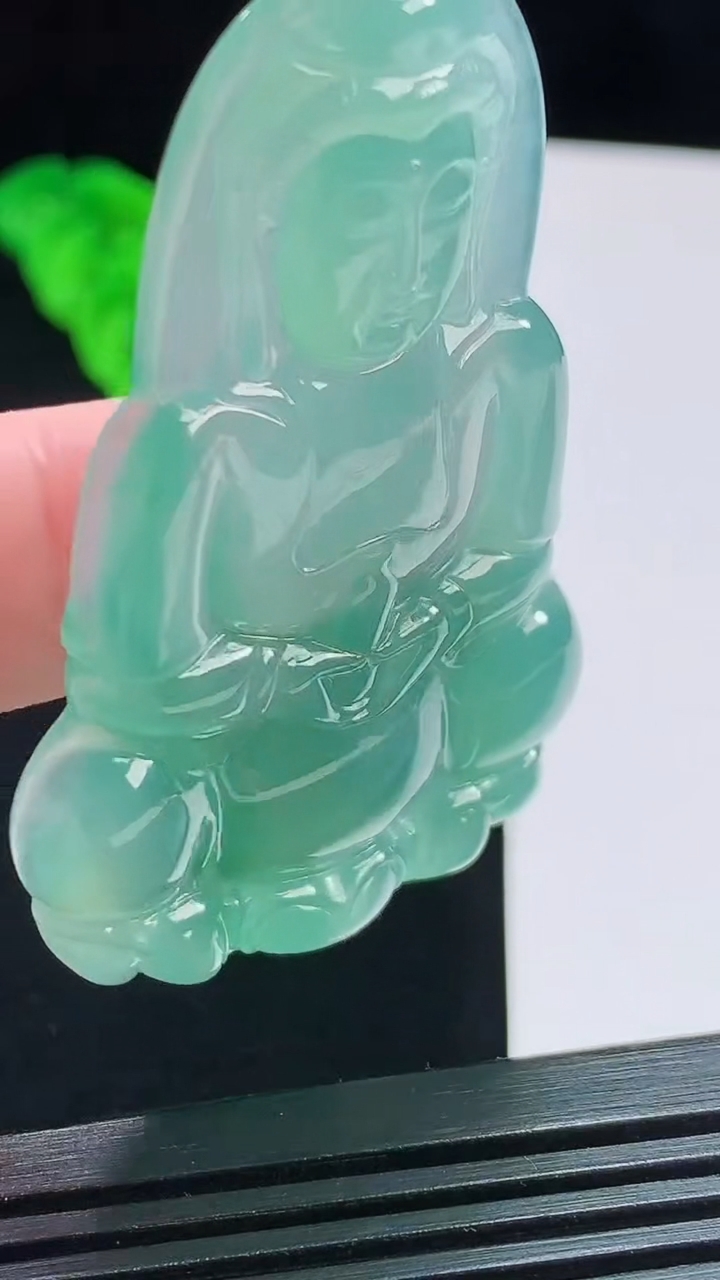 天然A货翡翠正装观音吊坠，尺寸59-37-5.8 重量:21.97g
8月2日