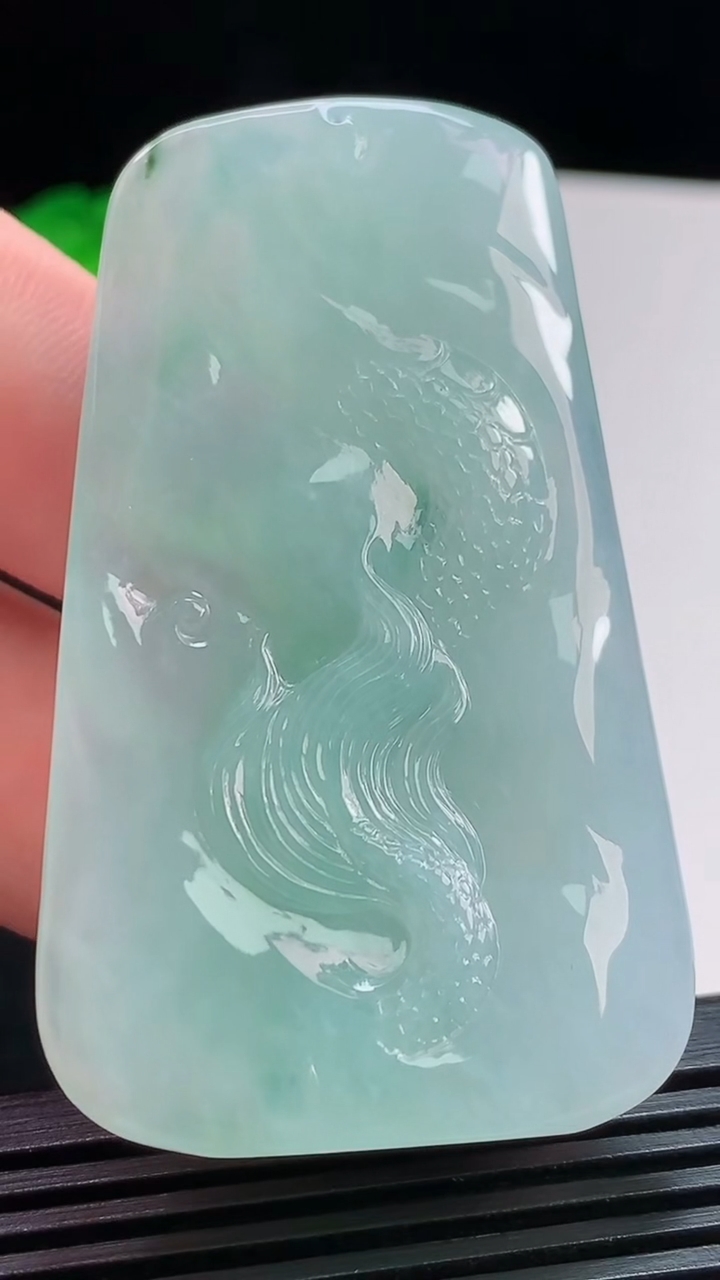 天然A货翡翠龙牌吊坠，尺寸59.3-36-11.6 重量:38.78g
8月2日