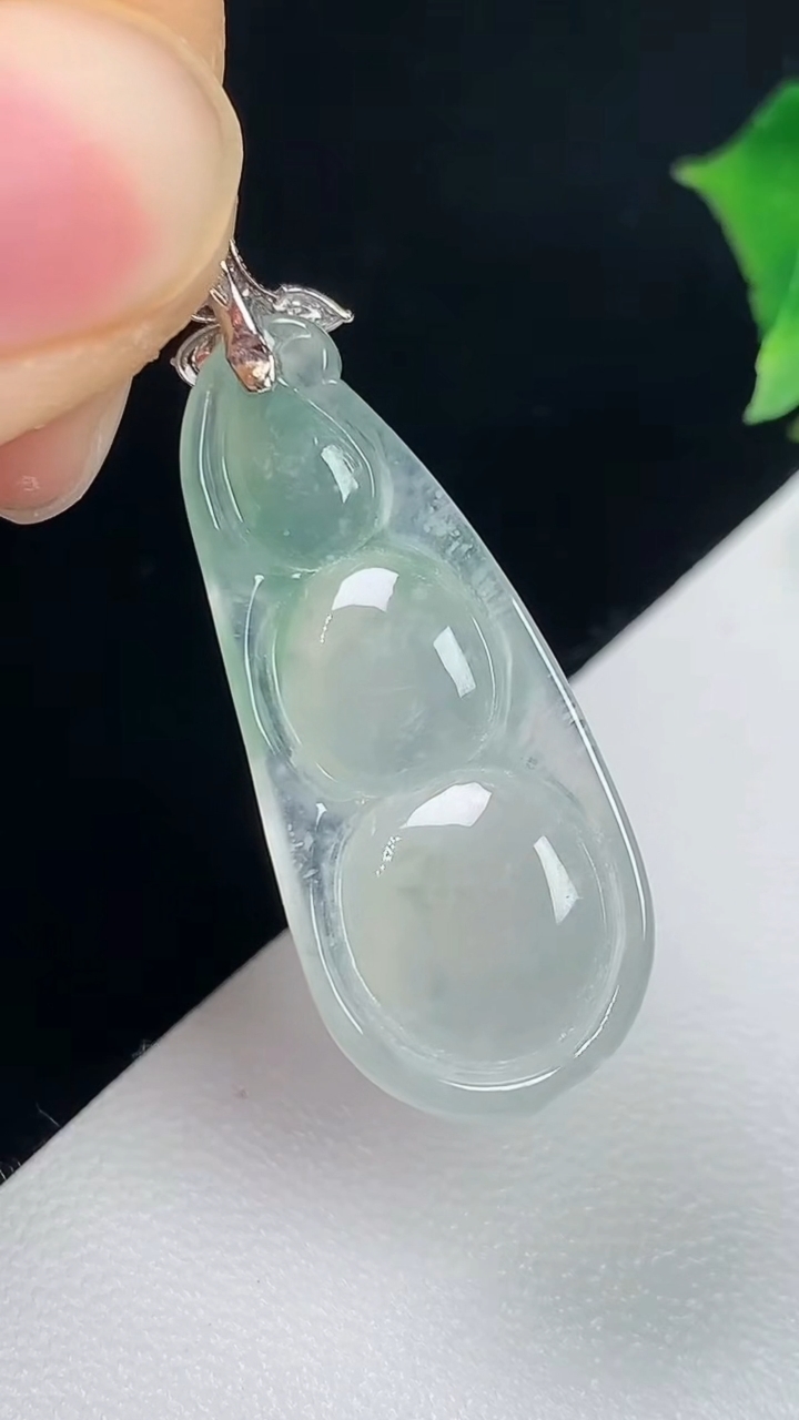 天然A货翡翠福豆吊坠，尺寸35-28.8-12.3-6.5，重量:3.76g
8月2日